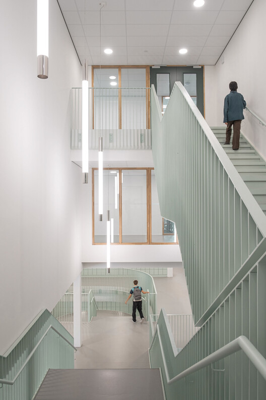 Het Streek Lyceum School / Atelier van Berlo + Ector Hoogstad Architecten Het Streek Lyceum School / Atelier van Berlo + Ector Hoogstad Architecten - Interior Photography, Stairs, Wood, Glass, Handrail