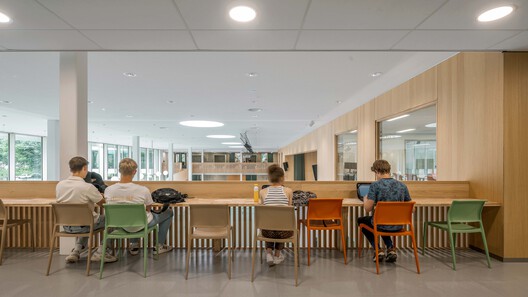 Het Streek Lyceum School / Atelier van Berlo + Ector Hoogstad Architecten Het Streek Lyceum School / Atelier van Berlo + Ector Hoogstad Architecten - Interior Photography, Dining room, Wood, Chair, Glass