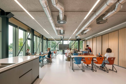 Het Streek Lyceum School / Atelier van Berlo + Ector Hoogstad Architecten Het Streek Lyceum School / Atelier van Berlo + Ector Hoogstad Architecten - Interior Photography, Kitchen, Table, Chair