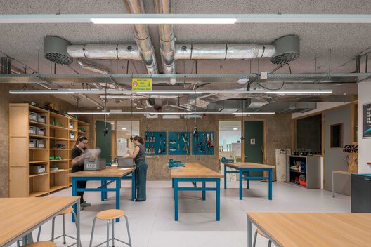 Het Streek Lyceum School / Atelier van Berlo + Ector Hoogstad Architecten Het Streek Lyceum School / Atelier van Berlo + Ector Hoogstad Architecten - Interior Photography, Dining room, Wood, Table, Chair