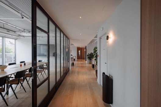 La Fondation 多功能综合体 / PCA-STREAM - 室内图, 木头, 桌子, 灯, 椅子, 玻璃