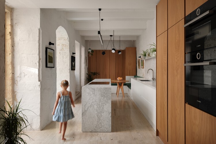 Dar It-Tarag Residence / Periti Studio - Fotografía de interiores, cocina, madera, encimeras, sillas