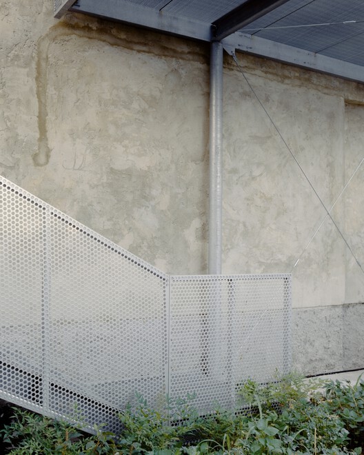 Una villa entre el cyberpunk y un bar de escucha / co.arch studio Una villa entre el cyberpunk y un bar de escucha / co.arch studio - Fotografía exterior, Concreto, Barandas