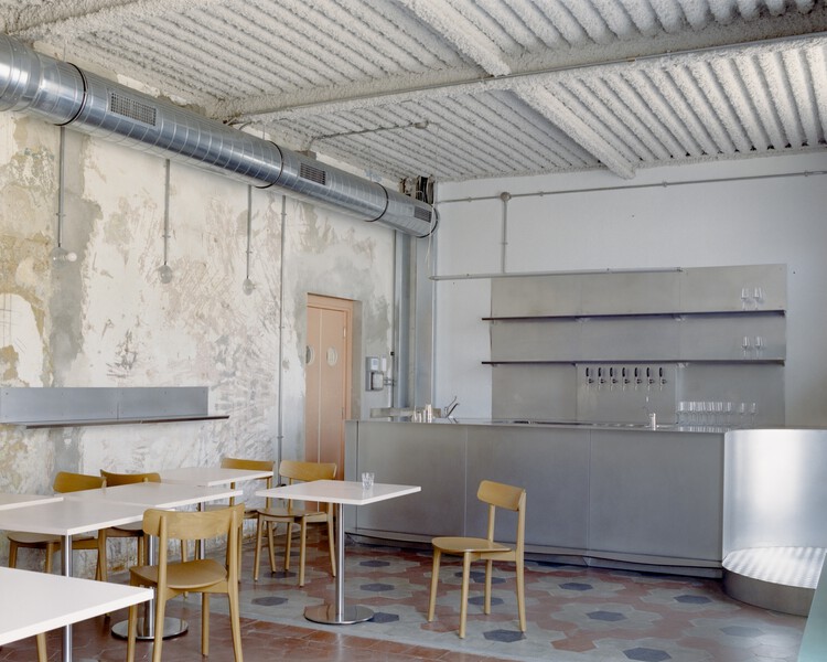 Villa entre cyberpunk y bar de escucha / estudio co.arch - fotografía de interiores, cocina, sillas