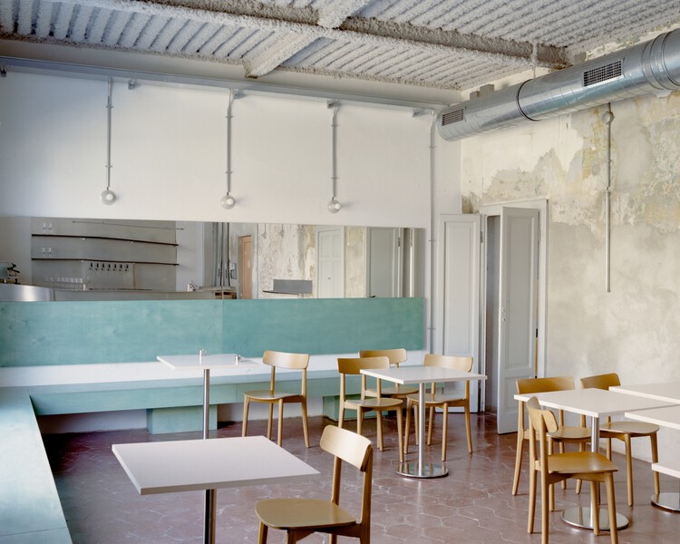 Villa entre cyberpunk y bar de escucha / estudio co.arch - fotografía de interiores, restaurante, mesa, sillas