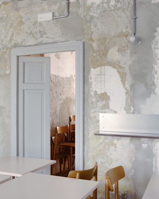 Una villa entre el cyberpunk y un bar de escucha / co.arch studio Una villa entre el cyberpunk y un bar de escucha / co.arch studio - Fotografía interior, Sillas