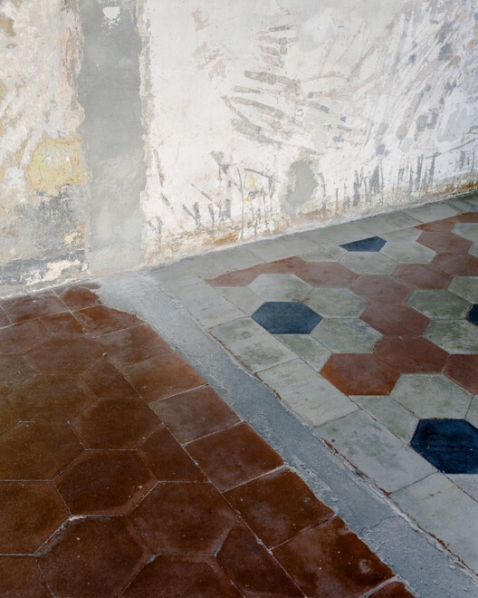 Una villa entre el cyberpunk y un bar de escucha / co.arch studio Una villa entre el cyberpunk y un bar de escucha / co.arch studio - Imagen 13 de 22