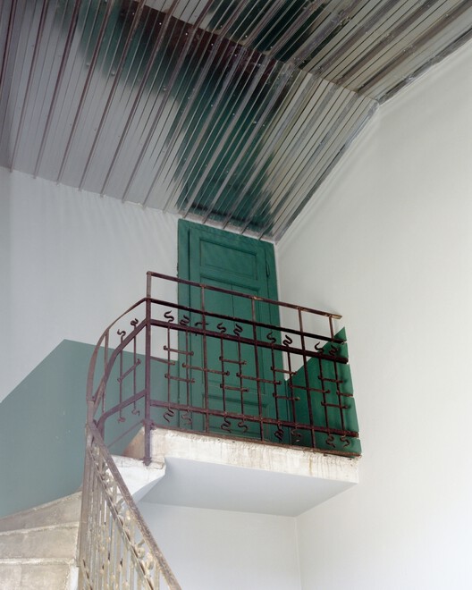 Una villa entre el cyberpunk y un bar de escucha / co.arch studio Una villa entre el cyberpunk y un bar de escucha / co.arch studio - Fotografía interior, Escaleras, Barandas, Vidrio