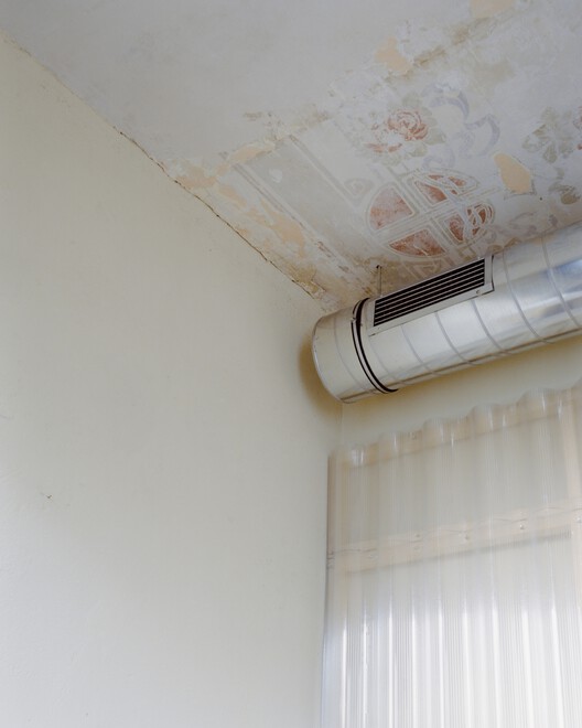 Una villa entre el cyberpunk y un bar de escucha / co.arch studio Una villa entre el cyberpunk y un bar de escucha / co.arch studio - Imagen 14 de 22