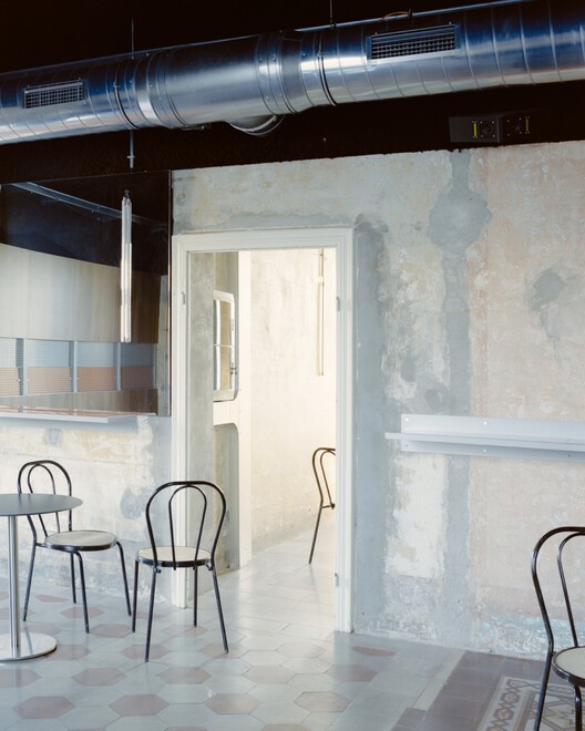 Villa entre cyberpunk y bar de escucha / estudio co.arch - fotografía de interiores, hormigón, sillas