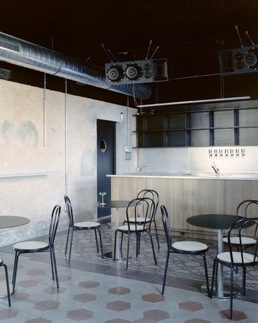 Villa entre cyberpunk y bar de escucha / estudio co.arch - fotografía de interiores, sillas