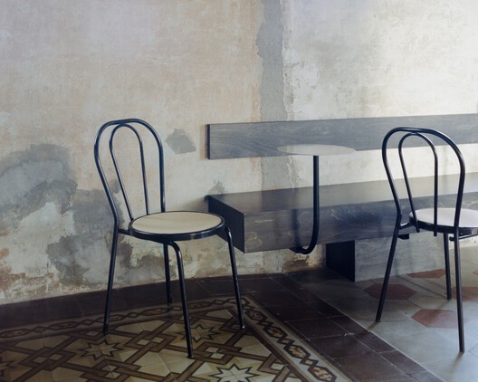 Una villa entre el cyberpunk y un bar de escucha / co.arch studio Una villa entre el cyberpunk y un bar de escucha / co.arch studio - Fotografía interior, Sillas