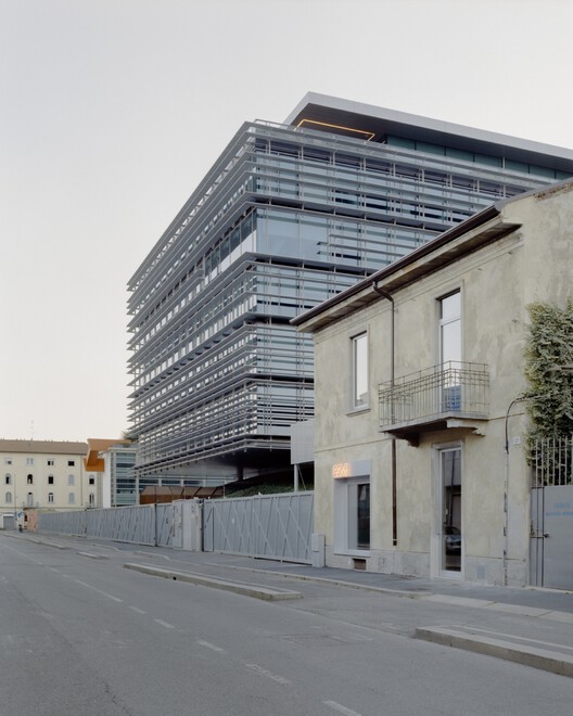 La villa entre el cyberpunk y el bar de escucha / co.arch studio - fotografía exterior