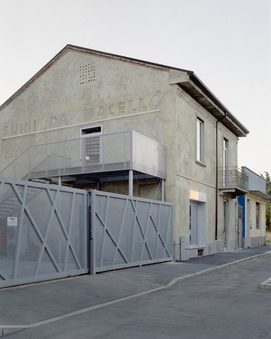 villa entre cyberpunk y bar de escucha / estudio co.arch - fotografía exterior, hormigón