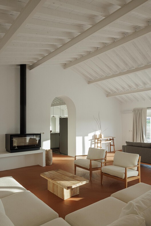 Monte Do Divor / Vasco Burnay Arquitectura - Fotografia de Interiores, Sala de Estar, Madeira, Iluminação, Cadeira, Mesa