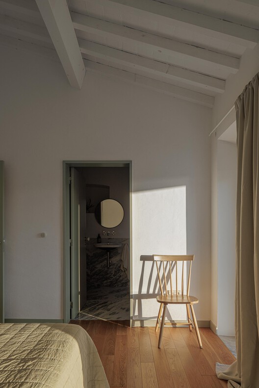 Monte Do Divor / Vasco Burnay Arquitectura Monte Do Divor / Vasco Burnay Arquitectura - Fotografia de Interiores, Madeira, Iluminação, Dormitório, Cama, Cadeira