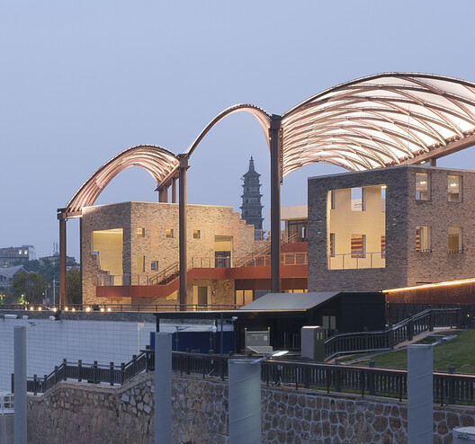 Centro Turístico del muelle Hualinggang de Yueyang / WANG HUI | URBANUS - Fotografía exterior
