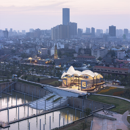 Centro Turístico del muelle Hualinggang de Yueyang / WANG HUI | URBANUS - Imagen 19 de 34