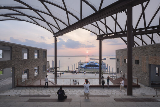 Centro Turístico del muelle Hualinggang de Yueyang / WANG HUI | URBANUS - Fotografía exterior, Concreto