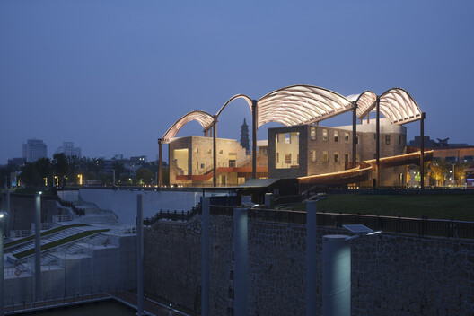 Centro Turístico del muelle Hualinggang de Yueyang / WANG HUI | URBANUS - Fotografía exterior