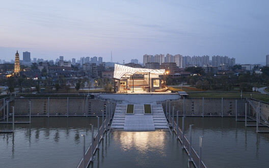 Centro Turístico del muelle Hualinggang de Yueyang / WANG HUI | URBANUS - Imagen 18 de 34