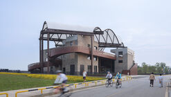 Yueyang Hualinggang Pier Tourist Center / WANG HUI | URBANUS