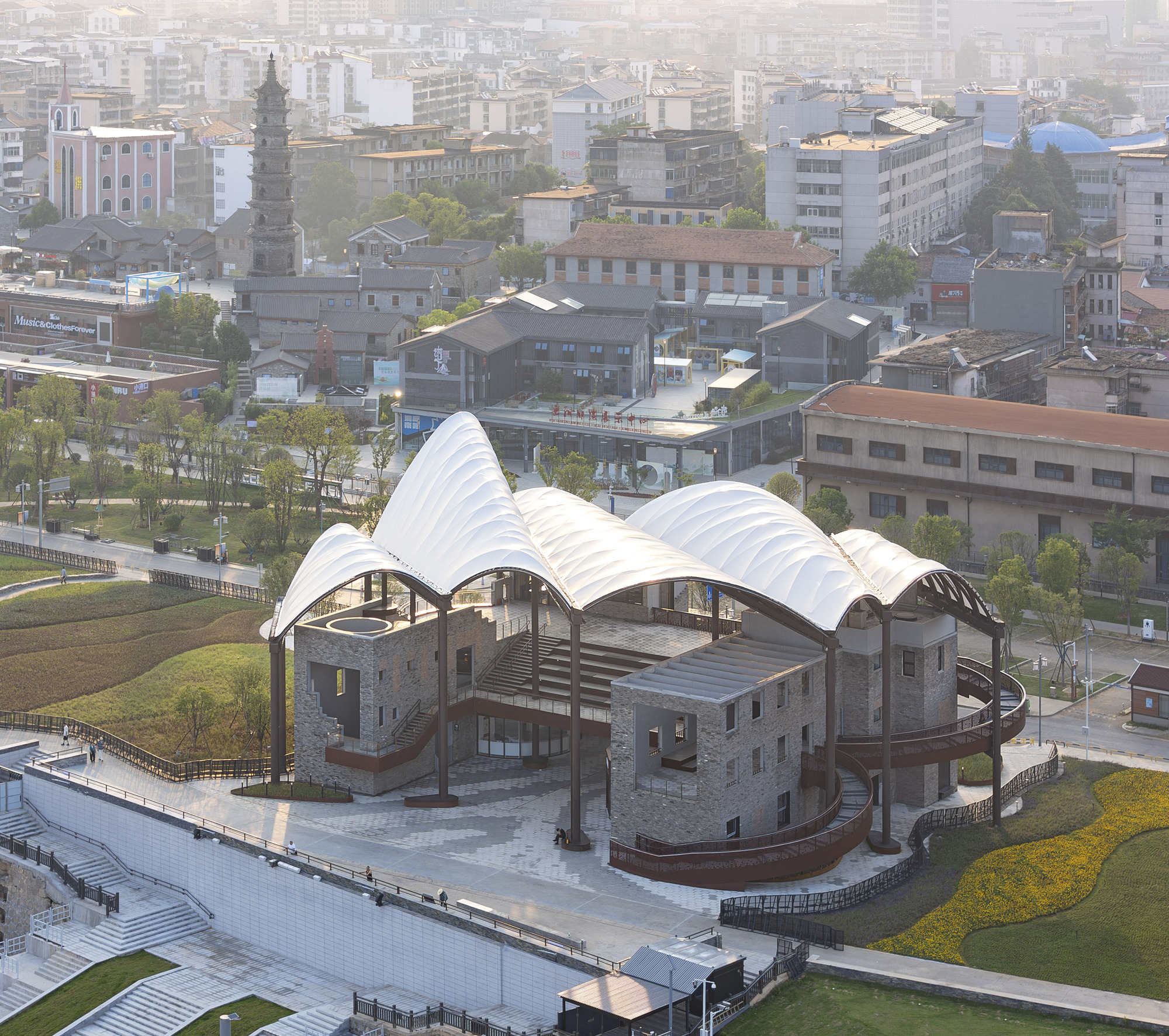 Galería de Centro Turístico del muelle Hualinggang de Yueyang / WANG ...