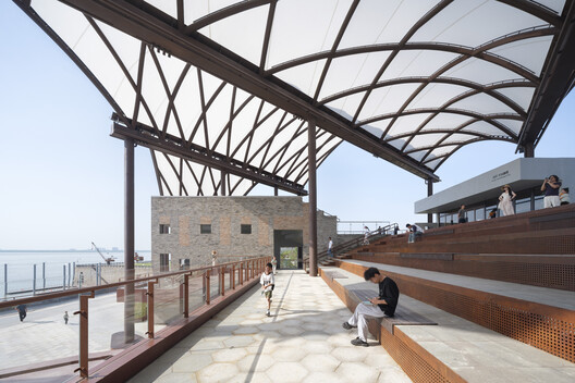 Centro Turístico del muelle Hualinggang de Yueyang / WANG HUI | URBANUS - Fotografía interior, Escaleras, Barandas