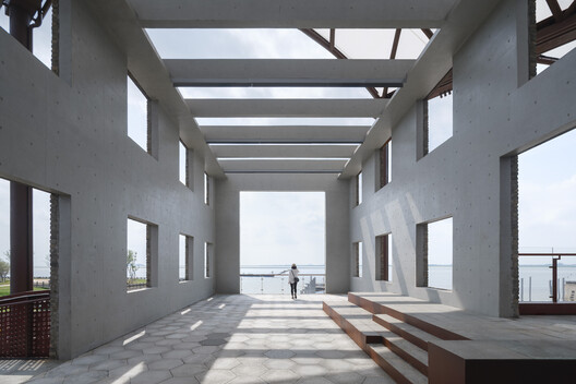 Centro Turístico del muelle Hualinggang de Yueyang / WANG HUI | URBANUS - Fotografía interior, Madera, Concreto, Balcón