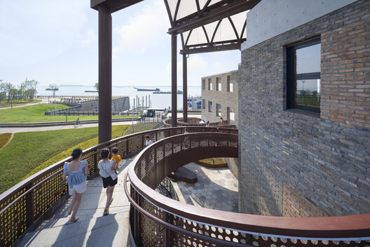 Centro Turístico del muelle Hualinggang de Yueyang / WANG HUI | URBANUS - Fotografía exterior, Concreto, Barandas