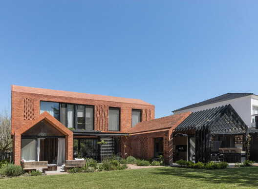 Casa CM / AtelierM + Nicolas Krause - Fotografia de Exterior, Fachada, Porta, Tijolo, Aido