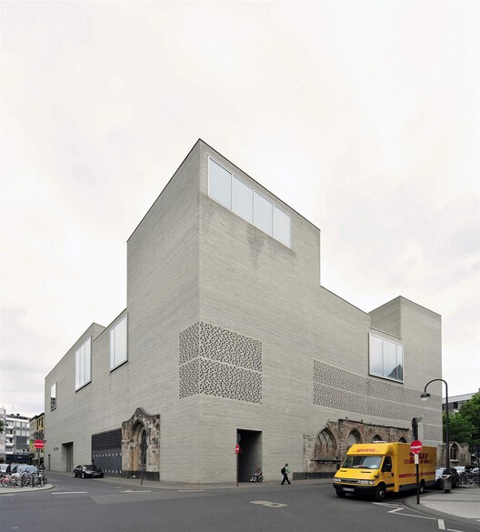 La arquitectura de la restricción: cuando no construir se convierte en diseño La arquitectura de la restricción: cuando no construir se convierte en diseño - Imagen 7 de 38