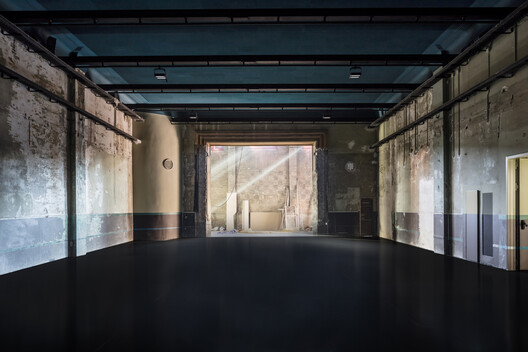 La arquitectura de la restricción: cuando no construir se convierte en diseño La arquitectura de la restricción: cuando no construir se convierte en diseño - Imagen 23 de 38