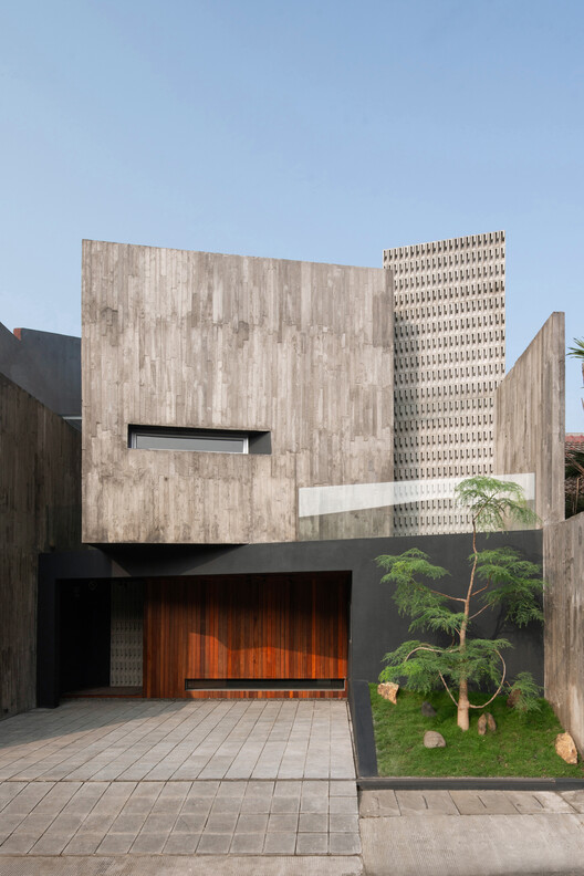10º House / STUDIE
