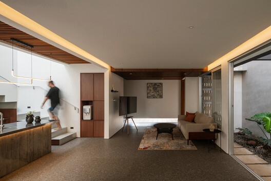 10º House / STUDIE - Interior Photography, Living Room, Wood, Lighting, Chair, Beam