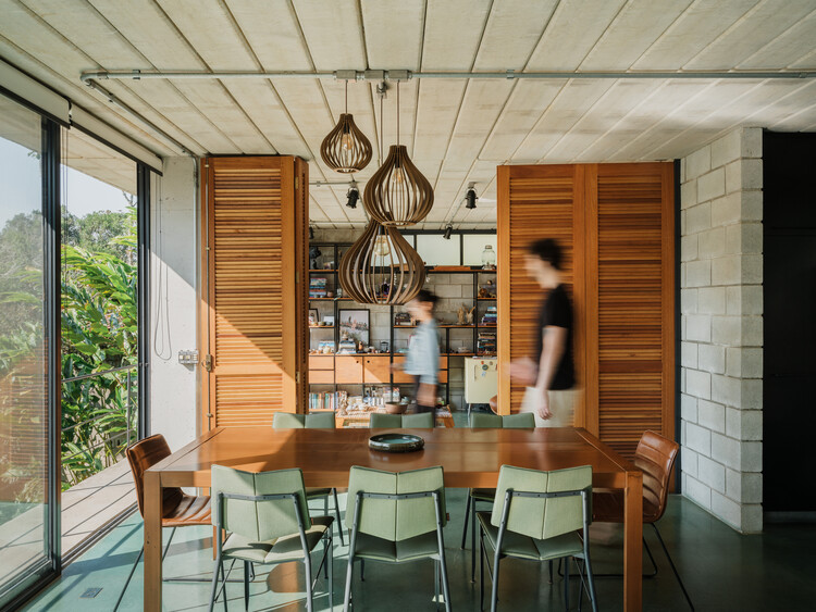 Casa Lírio / Terra e Tuma Arquitetos Associados - Fotografía de interiores, madera, mesas, sillas, vidrio