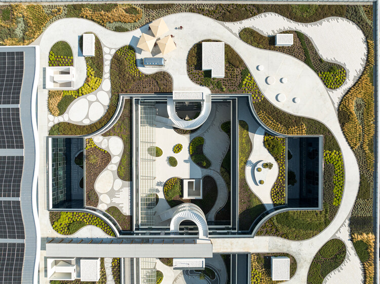 Campus Verde Oriente / LJ-Group Landscape Architecture + Saraiva + Associados + Kohn Pedersen Fox (KPF) - Imagen 21 de 24