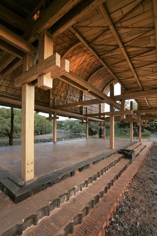 Bauhaus Earth transforma un estacionamiento en desuso en un pabellón comunitario de bambú en Bali, Indonesia - Imagen 7 de 21