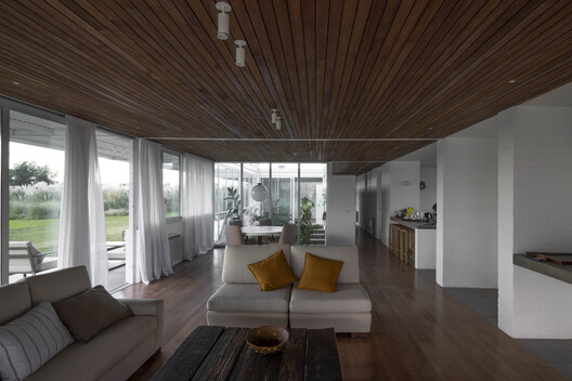Casa H - La Cañada V / Parada Cantilo Estudio - Fotografia de Interiores, Sala de Estar, Madeira, Mesa, Cadeira, Vidro