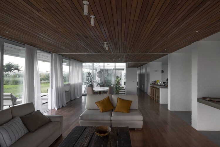 Casa H - La Cañada V / Parada Cantilo Estudio - fotografía de interiores, sala, madera, mesa, sillas, vidrio