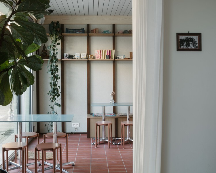 Residência e Estúdio Household Practice / FELT architecture & design - Fotografia de Interiores, Madeira, Iluminação, Mesa, Vidro, Prateleira, Cadeira
