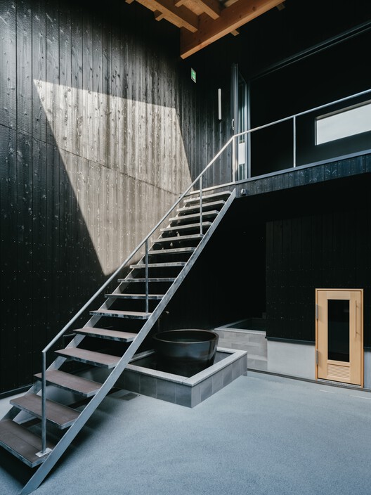KASAMABI Sauna / ujizono architects + bench - Fotografía interior, Escaleras, Madera, Barandas