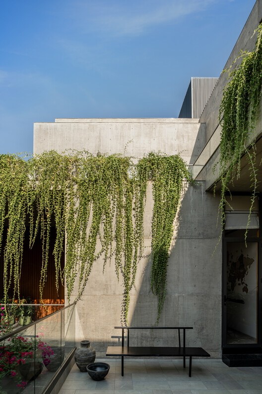 Twin House / Design Work Group Twin House / Design Work Group - Exterior Photography, Concrete, Courtyard