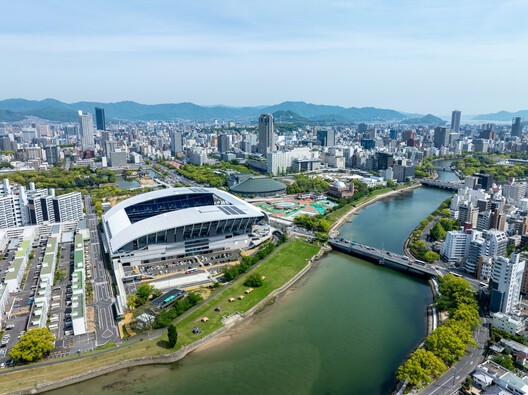 Edion Peace Wing Hiroshima / TOHATA ARCHITECTS & ENGINEERS, INC. + ENVIRONMENT DESIGN INSTITUTE + TAISEI DESIGN Planners Architects & Engineers Edion Peace Wing Hiroshima / TOHATA ARCHITECTS & ENGINEERS, INC. + ENVIRONMENT DESIGN INSTITUTE + TAISEI DESIGN Planners Architects & Engineers - Exterior Photography, Cityscape, Aerial View Photography