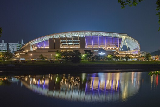 Edion Peace Wing Hiroshima / TOHATA ARCHITECTS & ENGINEERS, INC. + ENVIRONMENT DESIGN INSTITUTE + TAISEI DESIGN Planners Architects & Engineers Edion Peace Wing Hiroshima / TOHATA ARCHITECTS & ENGINEERS, INC. + ENVIRONMENT DESIGN INSTITUTE + TAISEI DESIGN Planners Architects & Engineers - Exterior Photography