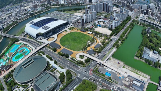 Edion Peace Wing Hiroshima / TOHATA ARCHITECTS & ENGINEERS, INC. + ENVIRONMENT DESIGN INSTITUTE + TAISEI DESIGN Planners Architects & Engineers Edion Peace Wing Hiroshima / TOHATA ARCHITECTS & ENGINEERS, INC. + ENVIRONMENT DESIGN INSTITUTE + TAISEI DESIGN Planners Architects & Engineers - Aerial View Photography, Cityscape