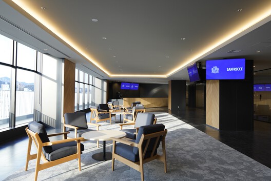 Edion Peace Wing Hiroshima / TOHATA ARCHITECTS & ENGINEERS, INC. + ENVIRONMENT DESIGN INSTITUTE + TAISEI DESIGN Planners Architects & Engineers Edion Peace Wing Hiroshima / TOHATA ARCHITECTS & ENGINEERS, INC. + ENVIRONMENT DESIGN INSTITUTE + TAISEI DESIGN Planners Architects & Engineers - Interior Photography