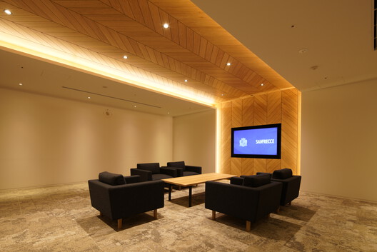 Edion Peace Wing Hiroshima / TOHATA ARCHITECTS & ENGINEERS, INC. + ENVIRONMENT DESIGN INSTITUTE + TAISEI DESIGN Planners Architects & Engineers Edion Peace Wing Hiroshima / TOHATA ARCHITECTS & ENGINEERS, INC. + ENVIRONMENT DESIGN INSTITUTE + TAISEI DESIGN Planners Architects & Engineers - Interior Photography, Living Room, Lighting, Chair