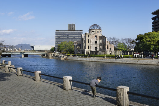 Edion Peace Wing Hiroshima / TOHATA ARCHITECTS & ENGINEERS, INC. + ENVIRONMENT DESIGN INSTITUTE + TAISEI DESIGN Planners Architects & Engineers Edion Peace Wing Hiroshima / TOHATA ARCHITECTS & ENGINEERS, INC. + ENVIRONMENT DESIGN INSTITUTE + TAISEI DESIGN Planners Architects & Engineers - Exterior Photography, Waterfront
