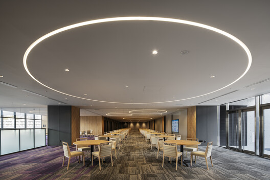 Edion Peace Wing Hiroshima / TOHATA ARCHITECTS & ENGINEERS, INC. + ENVIRONMENT DESIGN INSTITUTE + TAISEI DESIGN Planners Architects & Engineers Edion Peace Wing Hiroshima / TOHATA ARCHITECTS & ENGINEERS, INC. + ENVIRONMENT DESIGN INSTITUTE + TAISEI DESIGN Planners Architects & Engineers - Interior Photography, Dining room